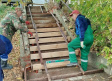 Сотрудники муниципального «ЦУГД» продолжают ремонт городских лестниц Сотрудники муниципального «ЦУГД» продолжают ремонт городских лестниц