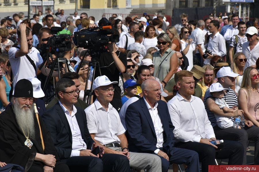 01 июня 2022 г. Армянская диаспора. День города во Владимире 2022гола концерт на Соборной площади.
